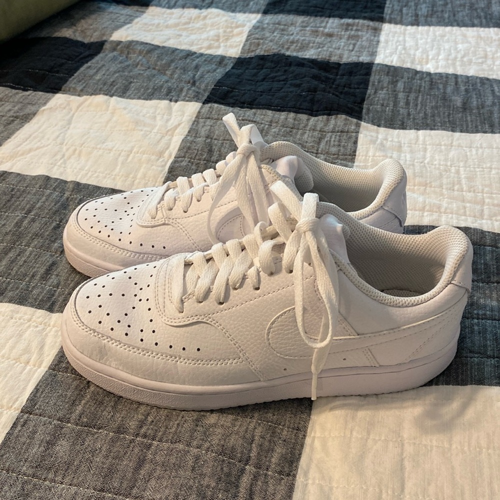 Ladies white Nike tennis shoes size 6.5